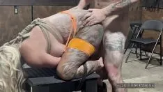 Riproduci La pigra tatuata MILF riceve una lezione nel trailer completo a doppia squadra del dungeon