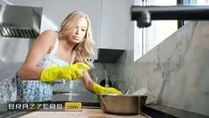 Riproduci Emma hix seduce l'idraulico sedendosi sulla sua faccia e afferrandogli il cazzo mentre lavora - brazzers