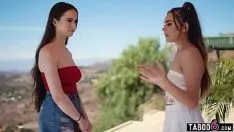 Reproduzir Irmãs adolescentes lésbicas, muitas vezes opal e hazel moore passando um tempo juntas