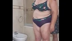 播放 她的肥屁股和阴户里有很多沙子。