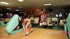 Riproduci Pista da bowling ad uso gratuito con matrigna e figliastra