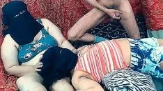 播放 要求三人组硬性性爱，萨拉被大声呻吟着，头巾三人性爱传教士性爱