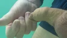 Oynat Kamu su altı altın akışı ve çok az boşalma ile mastürbasyon
