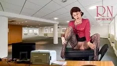 Reproducir Secretaria desnuda seduce a su jefe, le muestra el coño, las tetas y se masturba el coño.