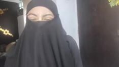 Oynat Gerçek dik amatör arap eş oyuncak üzerinde ona niqab masturbates süre koca dua eden hijab porno