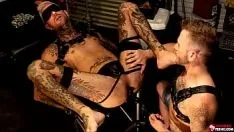 Riproduci Lo stallone andrew delta incula il sottomesso ryan sebastian. andrew si avvicina lentamente al suo cazzo bendato della notte, ryan sebastian. con le gambe di ryan spalancate, andrew inserisce lentamente le palline anali