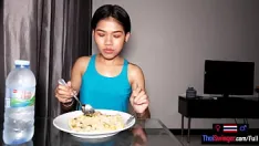 चलाएँ टिनी थाई शौकिया किशोर प्रेमिका नमतम घर का बना डिनर और गड़बड़