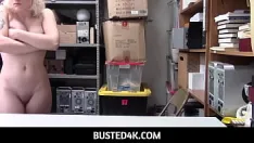 चलाएँ Busted4k - फूहड़ युवा चोर नाओमी नैश डरावने अधिकारी की गोद में बैठी है