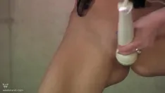 Redare Acțiune lesdom fierbinte cu bătaie de lenjerie și un vibrator baghetă magică