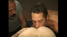 Riproduci Frank, tony e adam si incontrano al famigerato butt munch club di manhattan per una notte di divertimento leccaculo