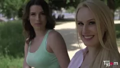Afspelen Big-Boobs Angel Wicky's zinderende lesbische ontmoeting met een brunette