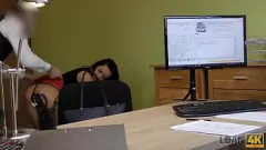 تشغيل مراهق مغامر يغري بالركوب على الطاولة في تجربة أداء مثيرة مقابل المال