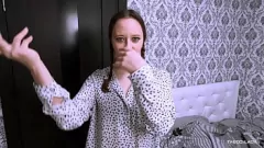 Jouer Un mari cocu regarde pendant que je me remplis de godes et de bites