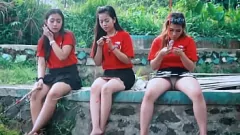 Jouer Aperçu : Salopes asiatiques en mini-jupes pêchant - Steamy Upskirt Peek