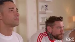 Jouer Eva Berger affronte trois fans de football dans un gangbang intense