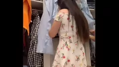 Riproduci Ragazza spagnola di 23 anni sorpresa a sbirciare sotto la gonna