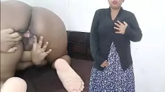 चलाएँ हॉट इंडियन कॉलेज गर्ल टीना पूरे मूड में - अपनी गीली चूत में उंगली कर रही है