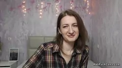 播放 黑发业余贝贝的性感肩膀在现场网络摄像头上