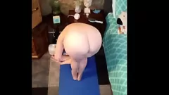 تشغيل استيقظ على كبيرة الثدي وجلسة اليوغا الحمار العصير مع Momma Vee!