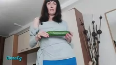 تشغيل تسربات كس سمراء سمراء من Cucumber Fisting و Squirting