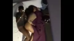 Redare Soția feministă latină fierbinte se face și se fută cu cocoșul negru mare, în timp ce soțul se uită în oglindă