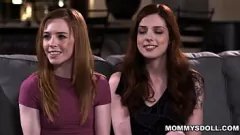 Afspelen Stiefs zusters Scarlett Mae en Madi Collins zetten de hitte op in een stomend lesbisch trio met stiefmoeder Lauren Phillips