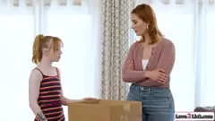 Afspelen Lesbian Stepmom en stiefdochter delen een intieme band