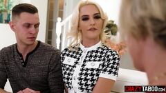 Abspielen Stiefmom Dee Williams schließt sich Teen Kenna James für einen verbotenen Dreier an