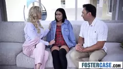 Redare Triplă aburită cu MILF busty și soră vitregă adolescentă