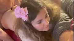 Reproduzir Loira peituda leva dois paus em um trio selvagem!