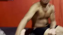 Riproduci La figliastra cattura il patrigno nell'atto con la bambola del sesso maschile