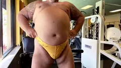 Redare Bunicul de urs muscular nu poate rezista la orgasmul mâinilor fără mâini la sală