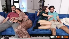 Abspielen Stief- und Stiefvater führen eine Tabu-Familie mit Stiefgeschwemen an