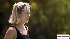 Reproducir Wet and Wild: Aiden Ashley y Whitney Wright Lesbian Pool Romp