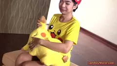 Abspielen Asian Ladyboy Yoyos nasse Mund und engen Arsch