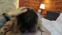 Abspielen Eine heiße Blondine mit großen Titten und großem Arsch wird in einem luxuriösen Hotelzimmer hart gefickt