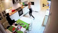 Reproducir Chica europea sensual hace una mamada increíble y folla de pie en la cocina con un toque voyeur