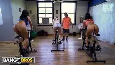 Reproducir Spangbros - bsprain risk procesa su gran culo a la milf latina rosiness monroe