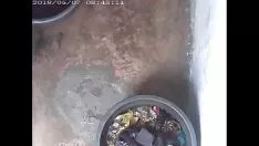चलाएँ मेरी माँ नहाती है